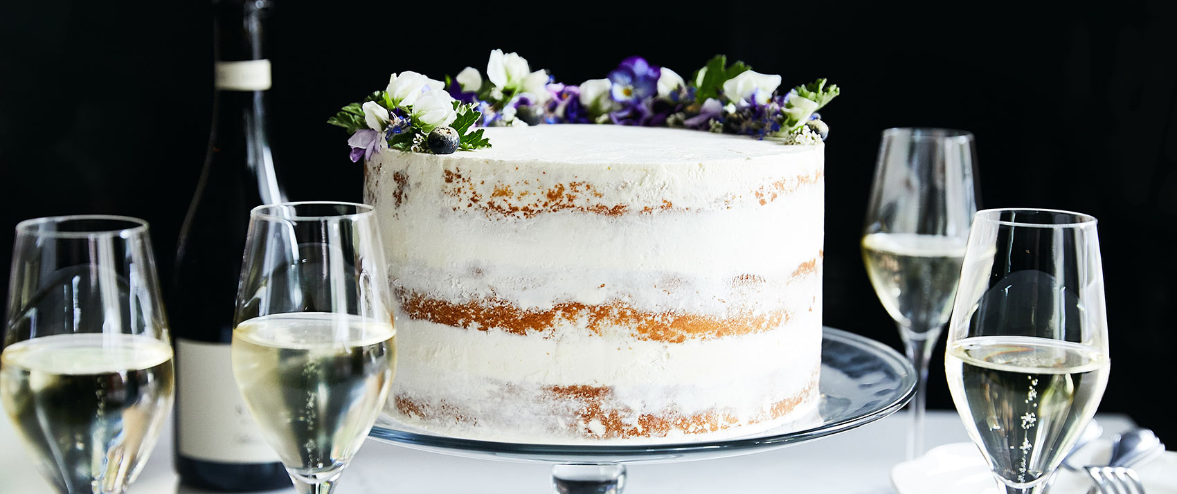 wedding cake with champagne flutes